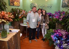 Jairo Gomez, together with Mariela Calderon and Gina Gonzalez, with Gomez Flores y Folliajes. This grower produces many types of foliage: mainly ruscus, but also liriopa, cocculos, eucaliptus, pittosporum, and more. As you can see, Gomez also knows how to tint leaves.